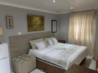 Sibahlenomhlambi Guesthouse - Springs - 4