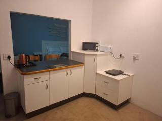 Lovely 1 Queen bed, 1 Sleeper couch Self-catering cottage - 4