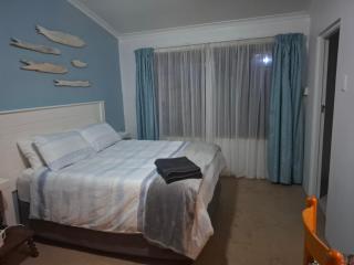 Lovely 1 Queen bed, 1 Sleeper couch Self-catering cottage - 8