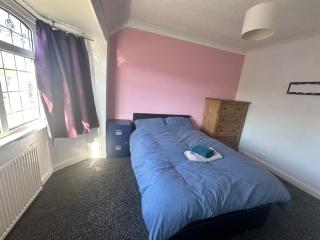 Entire home, 2 double beds, free wifi, near QE - Birmingham - 5