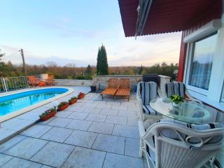 Idyllisches Ferienhaus mit Pool, Blick und großem Grundstück - Radebeul - 9
