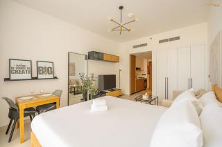 Bnbeyond's Sassy Studio with Expansive Balcony - 4