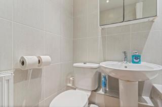 Stylish 2 Bed Flat North London - 5