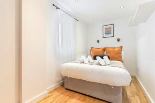 Stylish 2 Bed Flat North London - 4