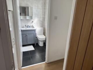 Knotty Ash - 3 Beds - Sleeps 6 - On-Site Parking - Liverpool - 1