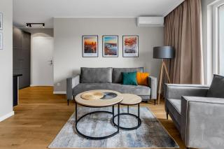 Elegant Beige Harmony Apartment by BookingHost - 1