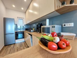 Mio Monte Apartments - Free Parking and Wi-Fi - Calm, Garden, See and Mountain View, Tivat - Porto Montenegro 2km - Tivat - 3