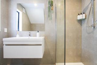 Stylish City Home with Parking Prime Location - Christchurch - 4