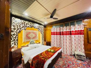 Lancashire Houseboat - Srinagar - 1