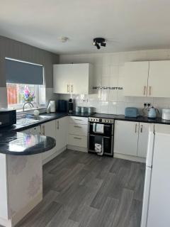 Charming 3-Bedroom with Large Hot-Tub, Free Parking & Pet friendly - Swansea - 9