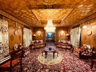 Lancashire Houseboat - Srinagar - 8