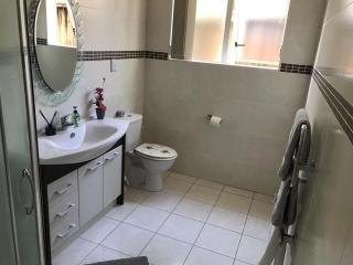 Stylish 5 Bedroom Property - Auckland - 3