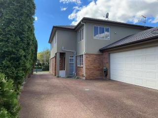 Stylish 5 Bedroom Property - Auckland - 1