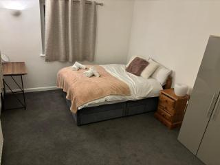 Bright & Spacious 3BR Townhouse by Suitely - Colchester - 7