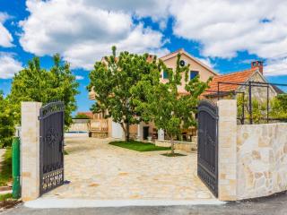 Modern Escape with Private Pool Sauna Game Room BBQ near Zadar - Zadar - 7