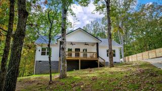 Modern Dog-Friendly Cabin with Spacious Porch and Fire Pit in Alabama - 8