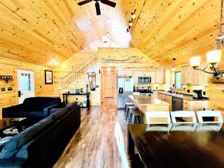 Pet-Friendly Lakeside Cabin Ideal for a Family Getaway in Wisconsin - 2