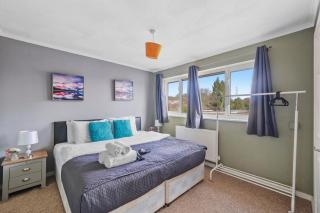 Elegant 4 Bed House - Parking and Garden -Sleeps 8 - 9