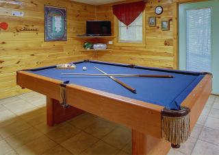 Pet friendly, king bedrooms, smart TVs, pool table, theater room, and hot tub! - Sevierville - 9
