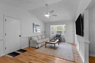 Cottage at Pine Knoll Shores home - 5