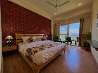 Pinerock Resort Best Selling Property in Mussoorie ! Luxury Rooms ! Mountain View ! Open Terrace ! Cafe ! Parking ! - Mussoorie - 4