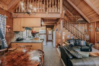Mt Baker Rim Cabin 53 - A cozy cabin with a open fire place and outdoor hot tub - 8