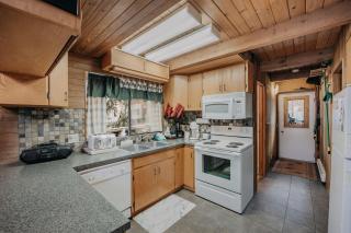 Mt Baker Rim Cabin #53 - A cozy cabin with a open fire place and outdoor hot tub - 4