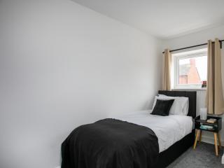 5 Bed House, Sleeps 9, Separate, Driveway, Close to City - Leicester - 4