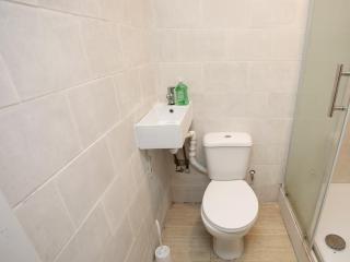 Family-Friendly 5 Bed House, Sleeps 9, Separate, Driveway, Close to City - 4