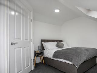 5 Bed House, Sleeps 9, Separate, Driveway, Close to City - Leicester - 9