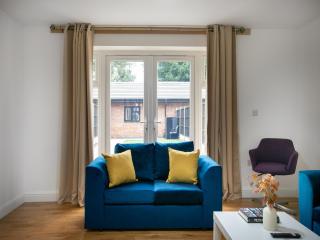 Charming 5 Bed House, Sleeps 9, Separate, Driveway, Close to City - 3