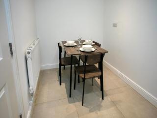 5 Bed House, Sleeps 9, Separate, Driveway, Close to City - Leicester - 6