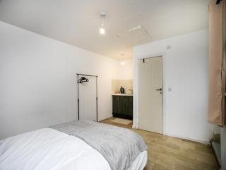 Family Stay 5 Bed House, Sleeps 9, Separate, Driveway, Close to City - 3