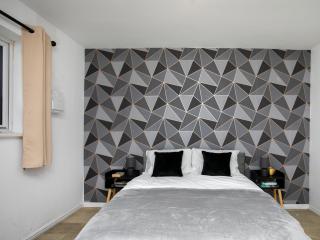 Bright 5 Bed House, Sleeps 9, Separate, Driveway, Close to City - 4