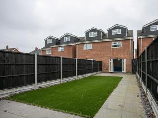Modern 5 Bed House, Sleeps 9, Separate, Driveway, Close to City - 5