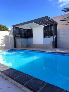 Cozy Retreat with a Pool! - - 0