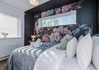 Stylish 4 Bedroom House, Sleeps 7, Free Parking & Wi-FI - Manchester - 0