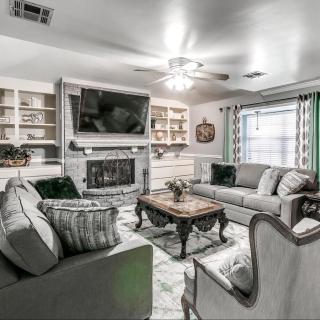 Beautiful home With Pool Hot tub & king bed - Oklahoma City - 0