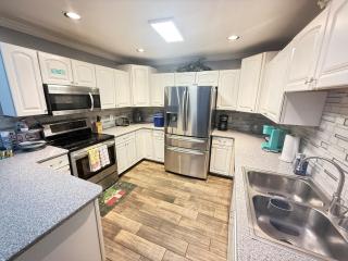 Beautiful home With Pool Hot tub & king bed - Oklahoma City - 8
