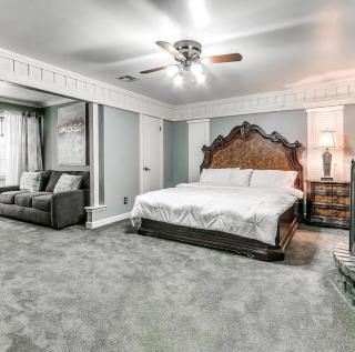 Beautiful home With Pool Hot tub & king bed - Oklahoma City - 4