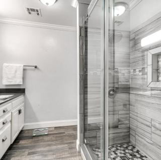 Beautiful home With Pool Hot tub & king bed - Oklahoma City - 2