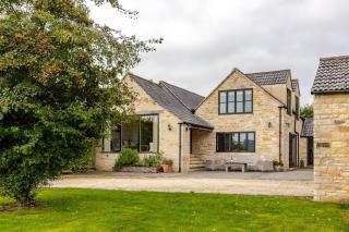 Spacious farmhouse with stunning valley views - Woodchester - 0