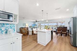 Scenic Island, Elegant 3-Bedroom Home w Beach, Bay, Boat Dock & More - Bonita Springs - 4
