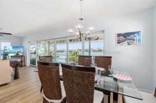 Scenic Island, Elegant 3-Bedroom Home w Beach, Bay, Boat Dock & More - Bonita Springs - 2
