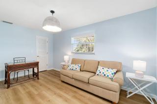Scenic Island, Elegant 3-Bedroom Home w Beach, Bay, Boat Dock & More - Bonita Springs - 1