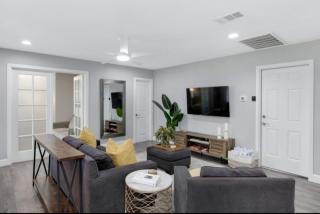 5 Units allows 26 guests plus Heated Pool Option and Spa - San Diego - 5