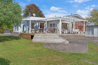 Spacious Papakura Family Delight w Deck and Yard - Papakura - 6