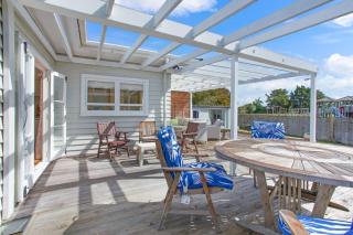 Spacious Papakura Family Delight w Deck and Yard - Papakura - 4