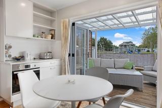 Spacious Papakura Family Delight w Deck and Yard - Papakura - 2