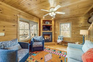 Deck and Views Blue Ridge Mountain Cabin - Purlear - 7